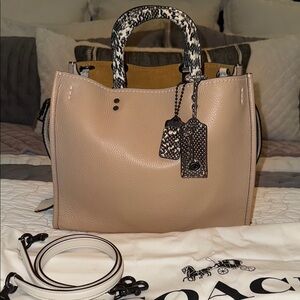 NWT Coach 1941 Rogue 30 Beechwood/Chalk Snake